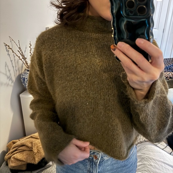 Zara sweater (medium) - Picture 2 of 4
